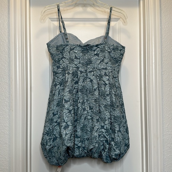 New FLORAL JACQUARD SLEEVELESS MINI DRESS Size Medium on blue - Picture 5 of 11